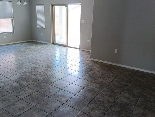 Building Photo - Beautiful 3-Bedroom, 2 Bathroom Located in...