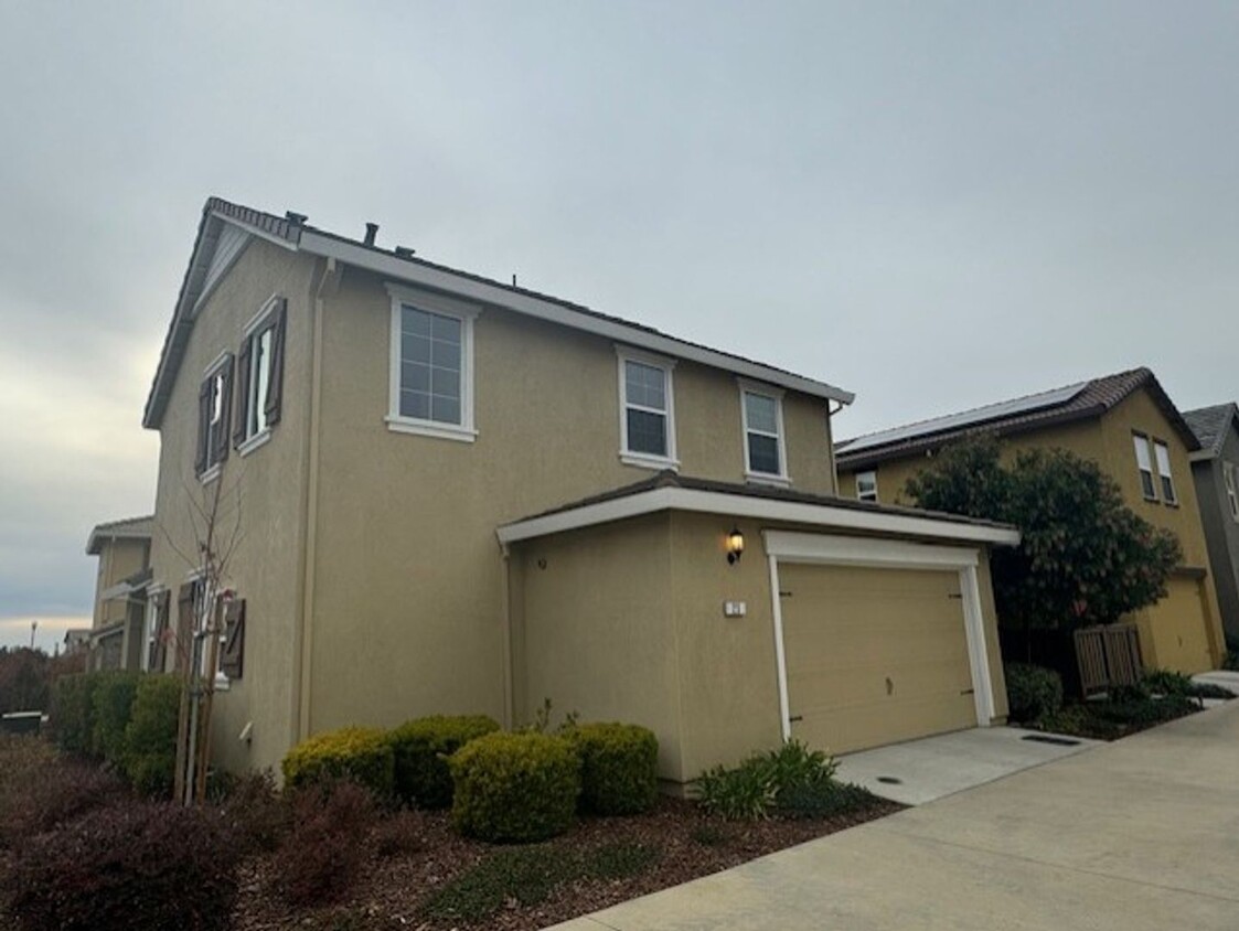 Foto principal - Home for Rent in Roseville, CA