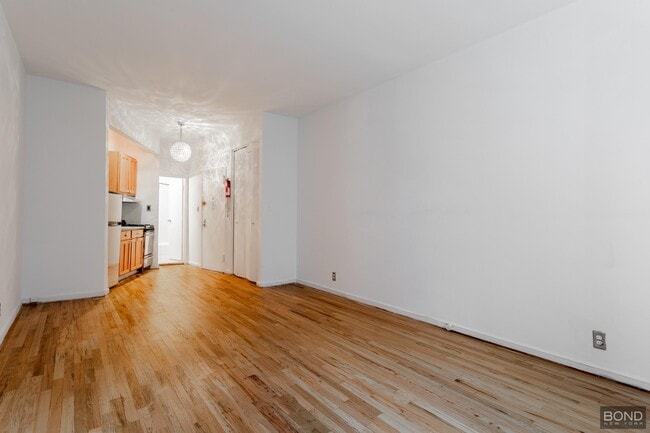 Building Photo - 205 E 89th St