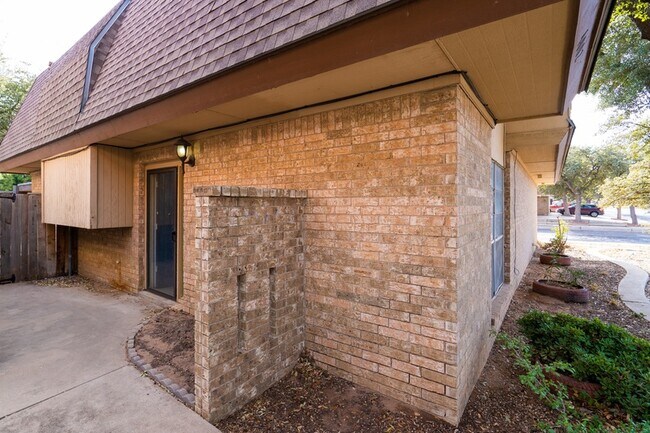 Building Photo - 4002 Lakeside Dr
