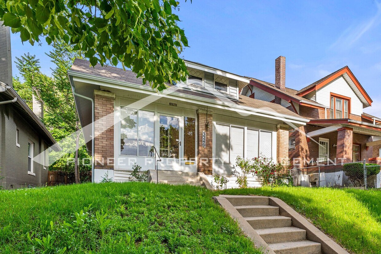 Single Family Home with 2 Car Garage and C... - Single Family Home with 2 Car Garage and C...