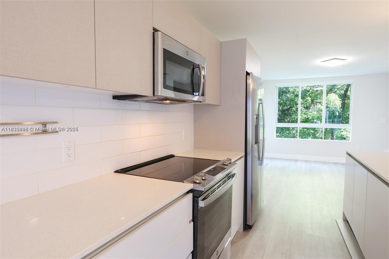 Foto principal - 2555 NE 193rd St