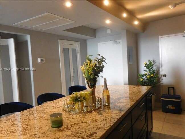 Foto del edificio - 5401 Collins Ave