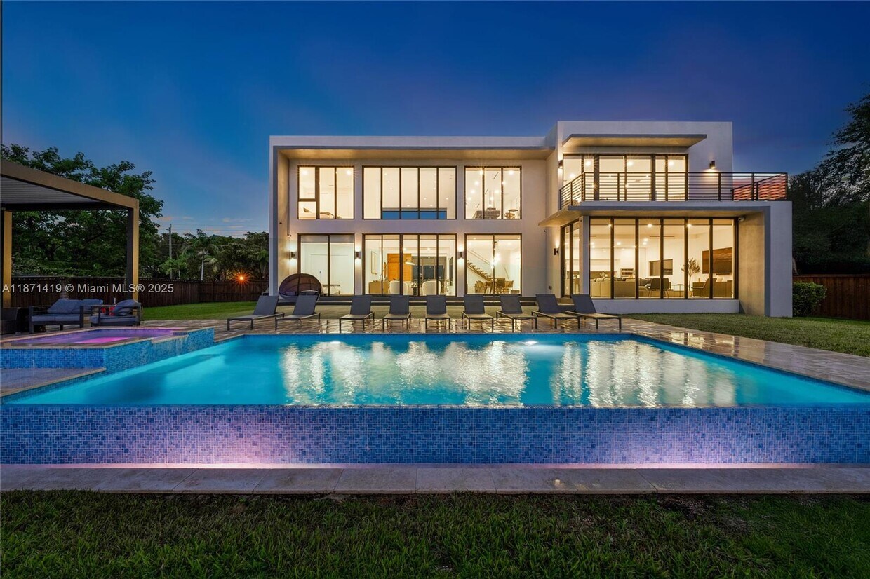 Foto principal - 5420 SW 72nd Ave