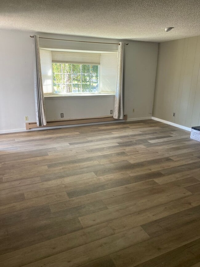 Building Photo - Large 3 bedroom 3 bath home