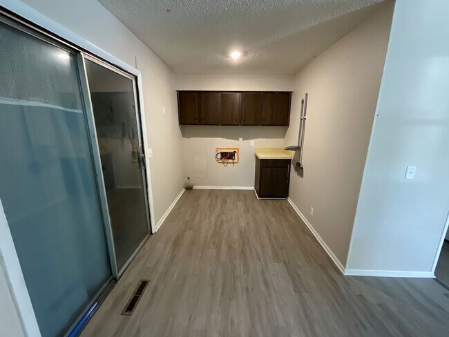 Building Photo - Leasing