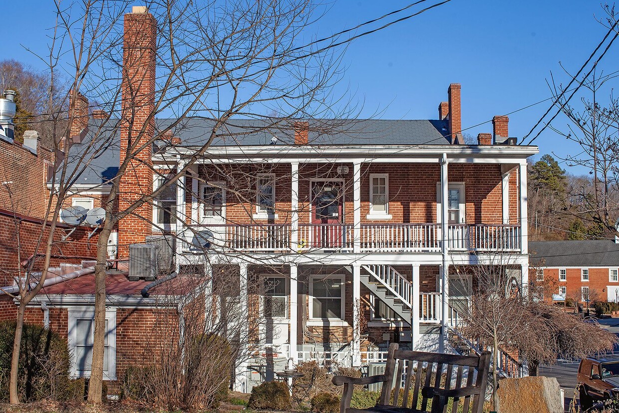 Foto del edificio - Pet-Friendly Studio Apartment Within Historic Scottsville Building