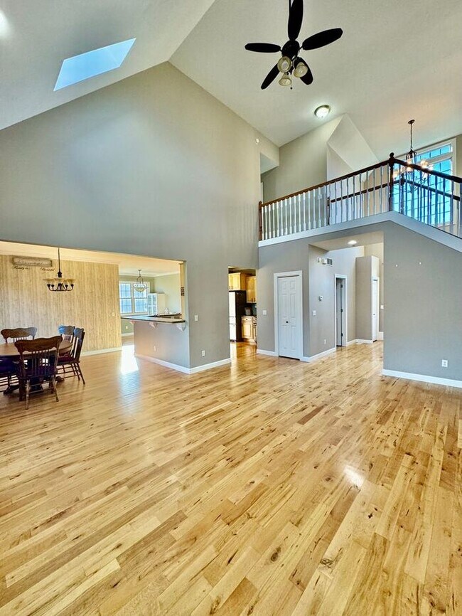 Foto del edificio - Beautiful 5 Bedroom Home in Lakeshore Scho...