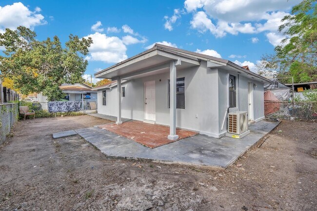 Foto del edificio - 2428 NW 28th St