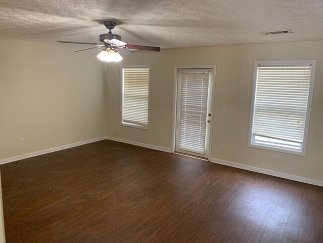 Foto del edificio - Donahue Crossing