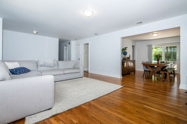 Foto del edificio - 18 Carlyle Pl