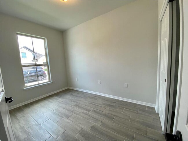 Building Photo - 809 Falkland Trace