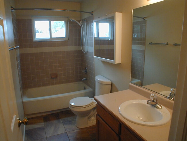Building Photo - House For Lease