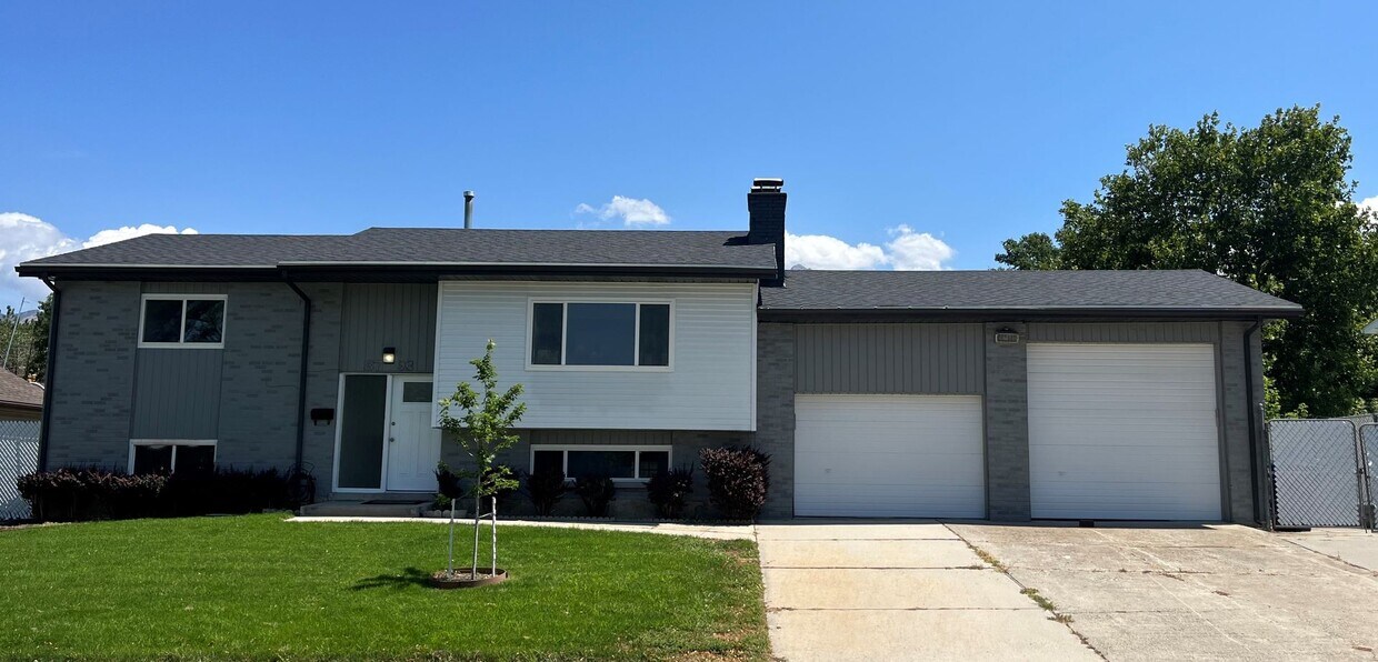 Primary Photo - 2 Bedroom Home in Sandy - Internet, Electr...