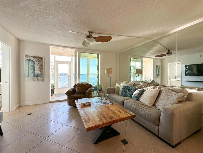 Foto del edificio - 7920 Sun Island Dr S