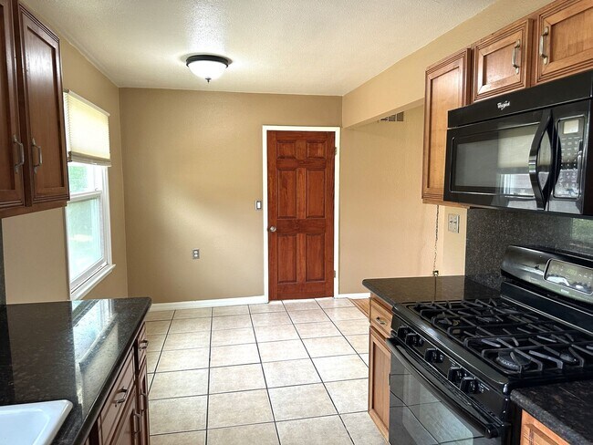 Foto del edificio - Spacious and Well Maintained 3 Bedroom Home in Orange