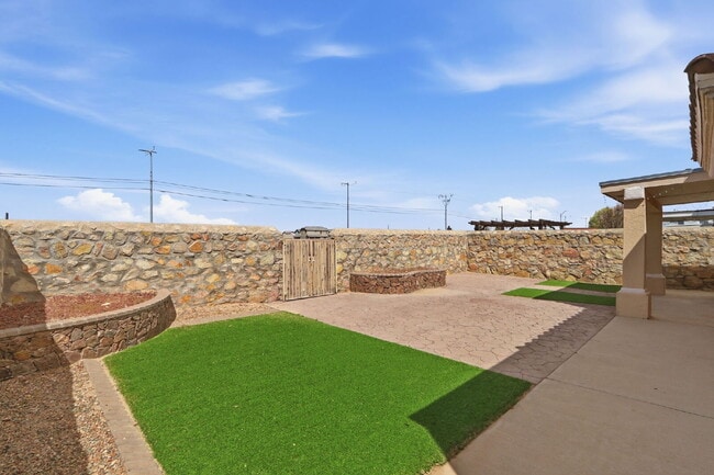 Building Photo - 4-Bedrooms in 79928 with Spacious 1757 Sq Ft – Your Home Awaits!"