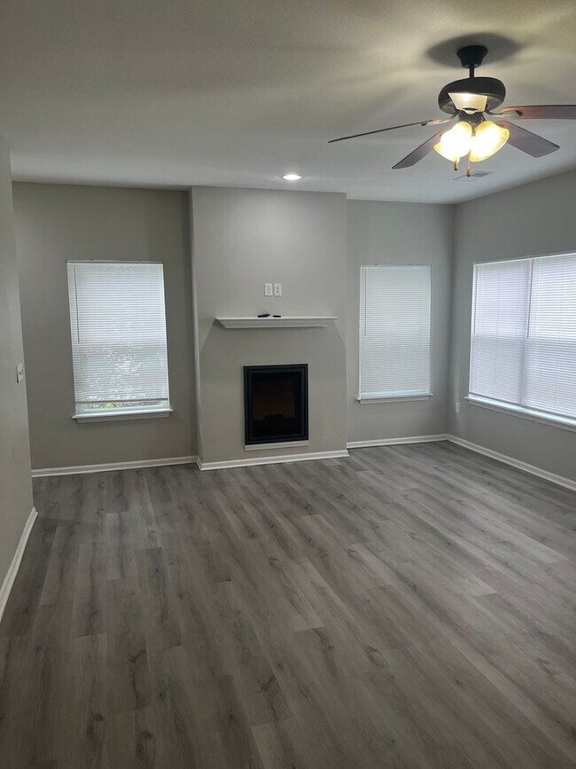 Foto del edificio - 15004-15006 W 64th Terrace