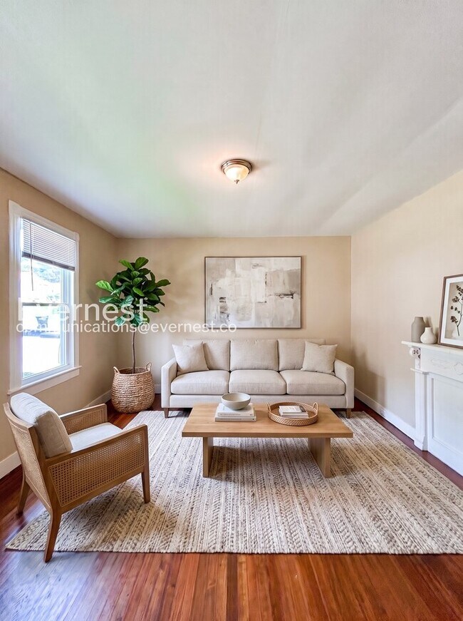 Foto del edificio - 3 Bed, 1 Bath Home with Driveway and Hardwood Floors | Housing Vouchers Accepted |  Available Now!