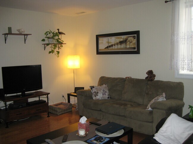 Living Room - 980 Hope St