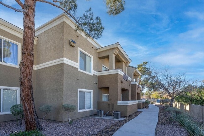 Building Photo - 8070 W Russell Rd