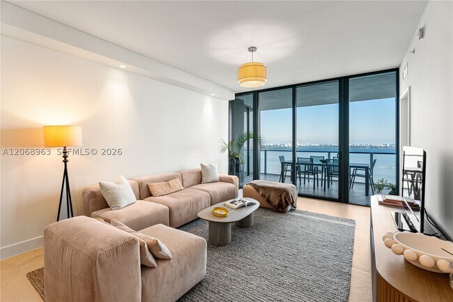 Foto del edificio - 700 NE 24th St