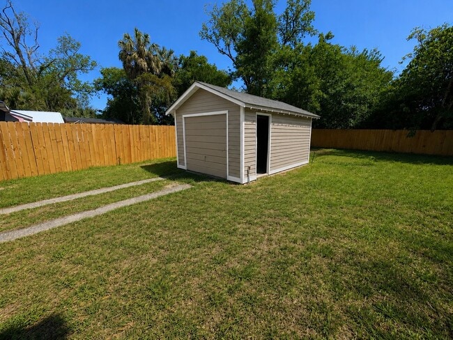 Building Photo - 740 Linda Dr N