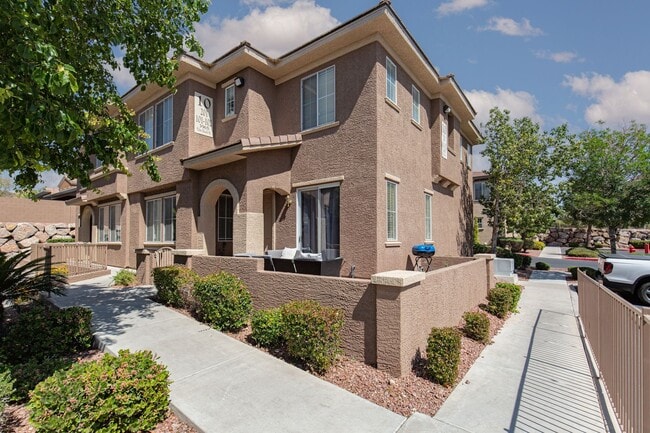 Foto del edificio - NW townhome with 2 car garage in gated community.
