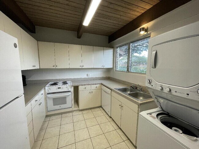 Building Photo - TROPIC GARDENS 2/2/1 split-level, A/C, W/D...