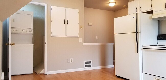 Foto del edificio - MOVE IN READY NOW! Desirable down town location. 1 bed, 1 bath. Includes water, sewer and garbage.