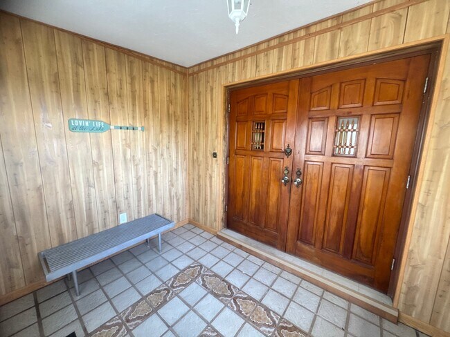 Foto del edificio - 19 Windy Point Rd