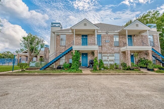 Building Photo - 3900 Woodchase Dr