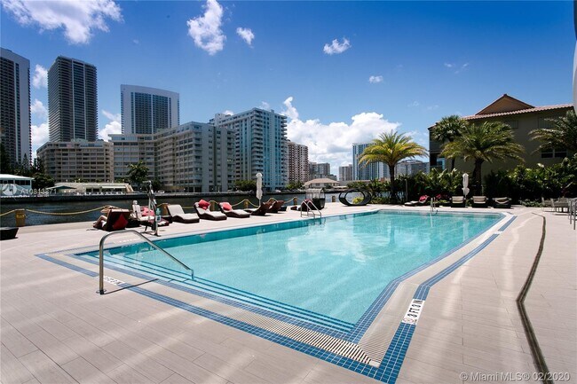 Foto del edificio - 2602 E Hallandale Beach Blvd