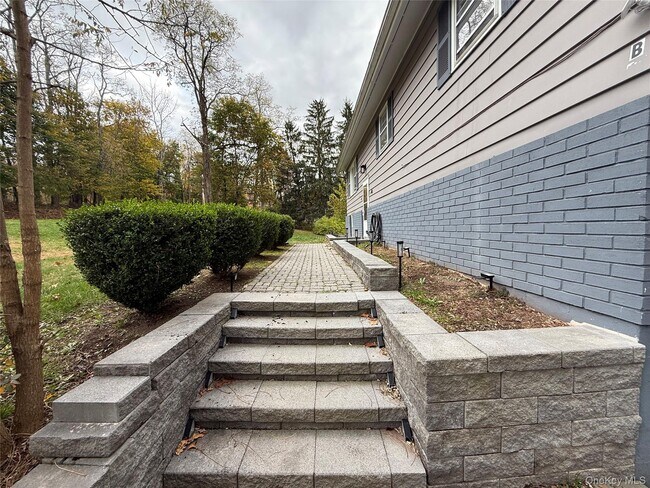 Foto del edificio - 487 N Elting Corners Rd