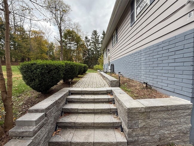 Building Photo - 487 N Elting Corners Rd