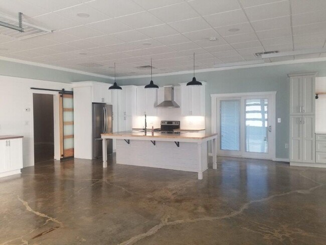 Building Photo - 6047 Wayne Memorial Dr