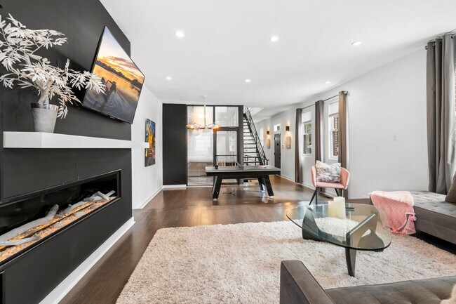 Foto del edificio - 4 Bedroom / 3 Bathroom Modern Contemporary...