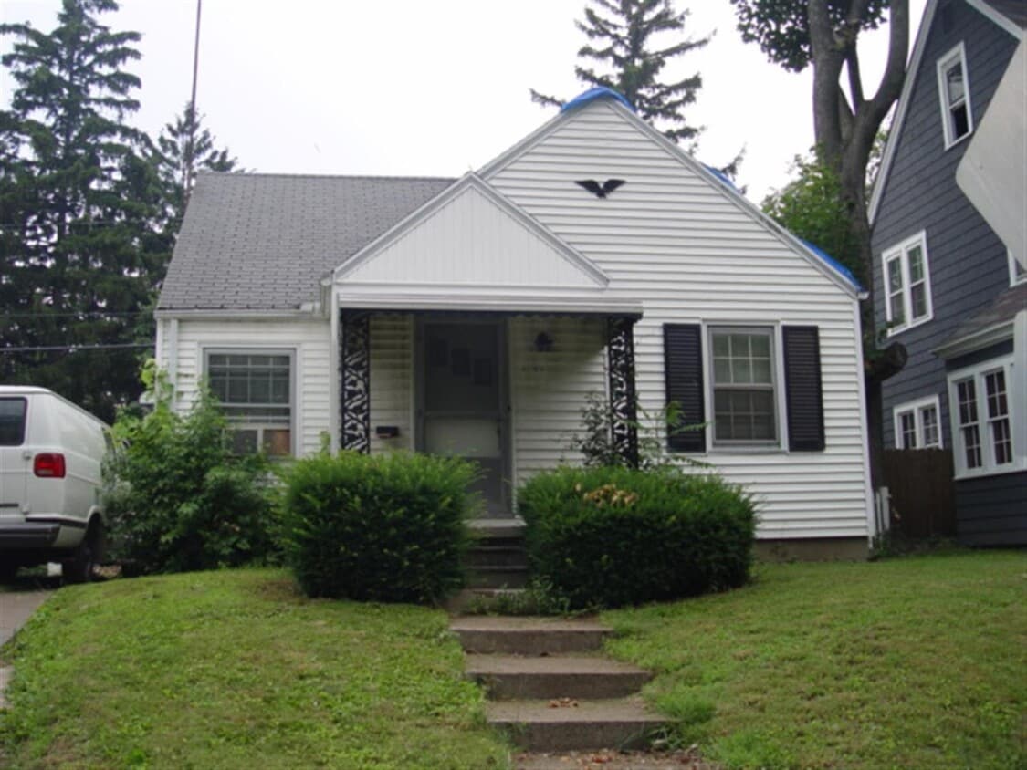 Primary Photo - nice 2 bedroom house ready for move in ASAP.