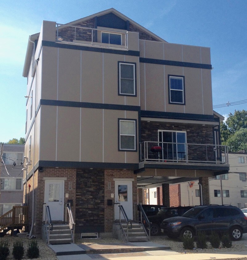 Building Photo - 405 W Green St