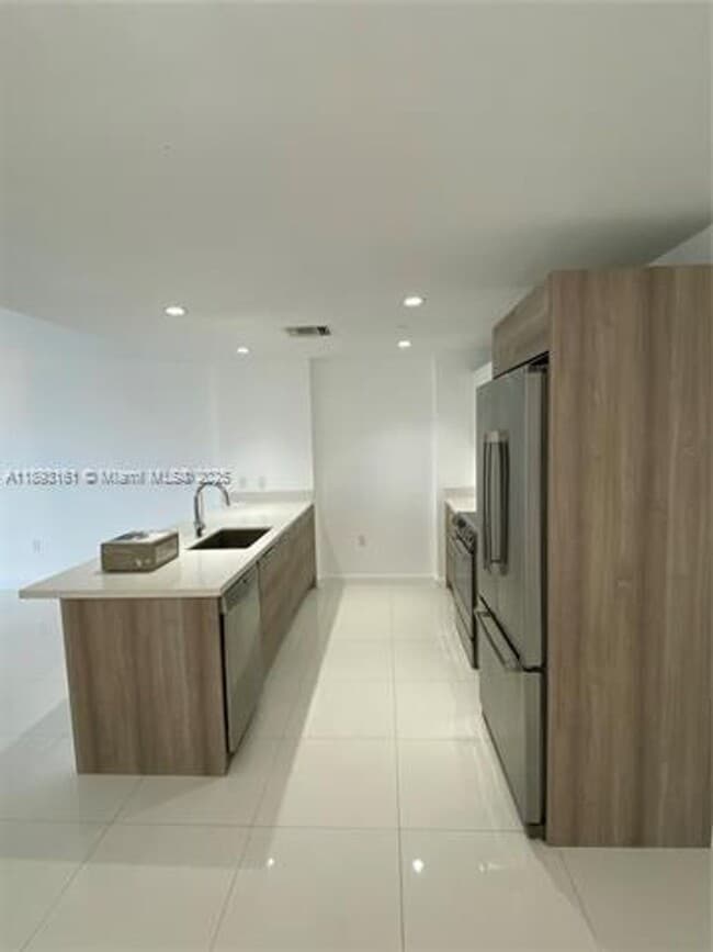 Building Photo - 9940 W Bay Harbor Dr