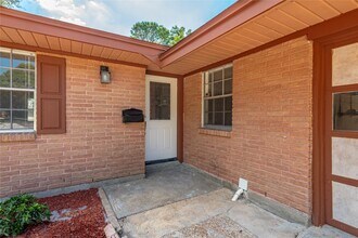 Building Photo - 2511 Meadow Ln