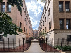 Building Photo - 826 W Cornelia Ave