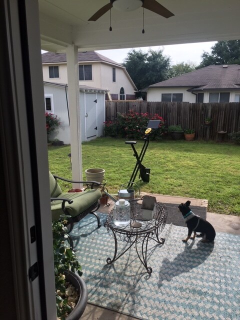 Porche trasero cubierto, patio de hormigón de 10x10. Cobertizo de 8x10. - 3809 Willie Mays Ln