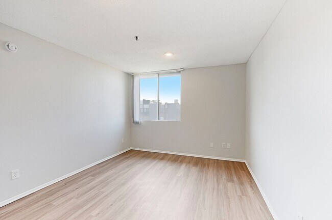 Interior Photo - 310 South Virgil Ave