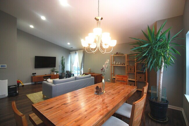 Building Photo - 715 W Happfield Dr