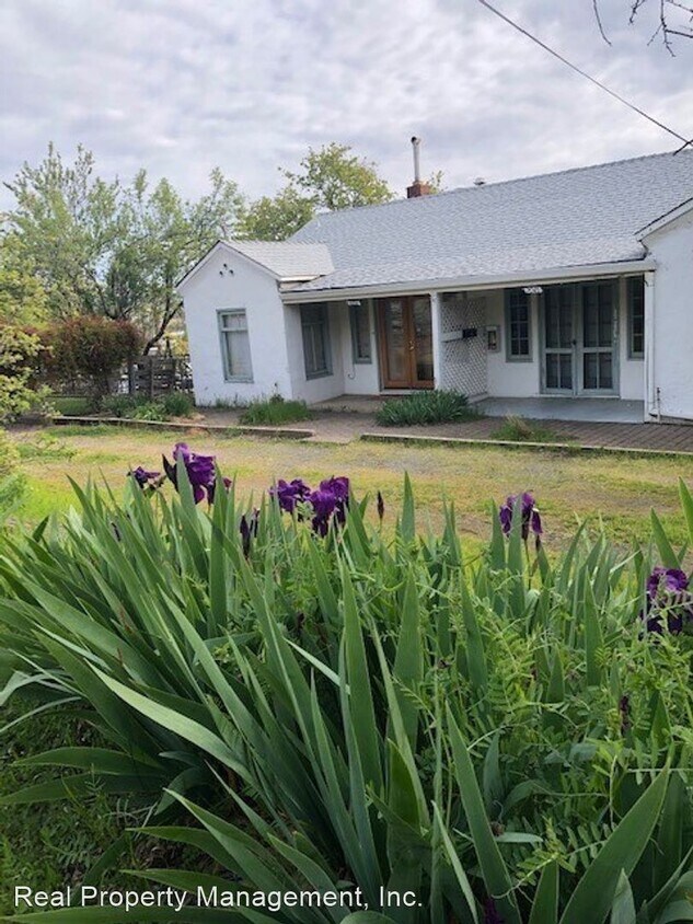 20452045 West St, Redding, CA 96001 Room for Rent in Redding, CA