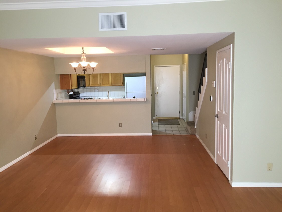 10926 Moorpark St, Toluca Lake, CA 91602 Townhouse for Rent in Toluca Lake, CA