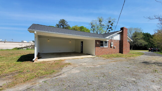 Building Photo - Spacious 3 Bedroom Home in District 6 – Re...