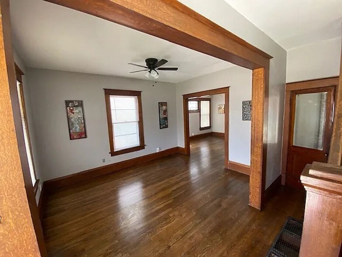 Foto principal - Big 2BR with appliances, nicely updated! Great for students or professor.