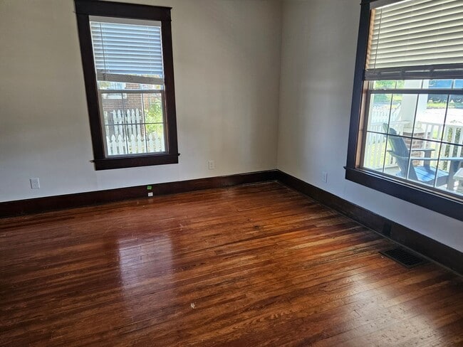 Building Photo - Maryville 37804 - Available Now! - Single story 2 bedroom (3rd possible,) 1.5 bath home with hard...